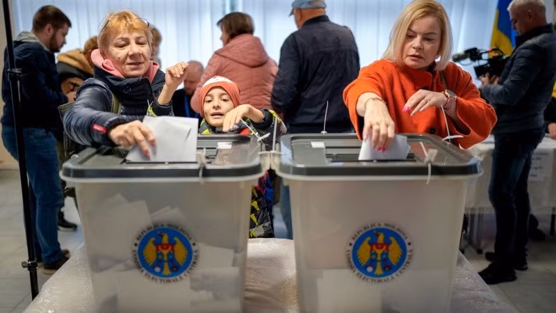 “Kết quả cuộc bầu cử quốc hội hiện tại có thể bị hủy bỏ nếu bằng chứng về sự can thiệp của nước ngoài vào tiến trình bầu cử được xác nhận”, bà Sandu tuyên bố. bau-cu-3.jpg