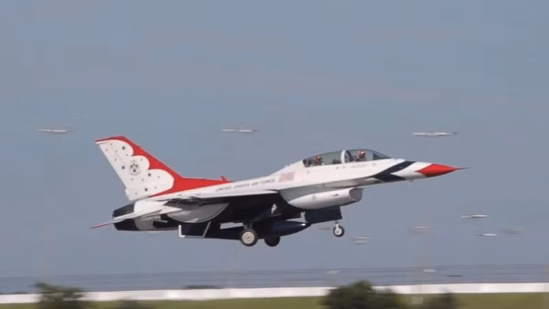 Phi công chỉ bị thương nhẹ, tỉnh táo và đã được đưa đến bệnh viện gần đó để kiểm tra toàn diện. Tính mạng của anh không bị đe dọa. roi-4.jpg