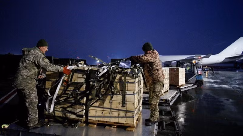 Tuy nhiên, kể từ đầu tháng 9, không có khoản tài trợ mới nào được nhận, dẫn đến thâm hụt. Tại cuộc họp gần đây của Nhóm Liên lạc về Quốc phòng Ukraine, các đối tác châu Âu đã công bố khoản phân bổ 422 triệu đô la. tien-3.jpg