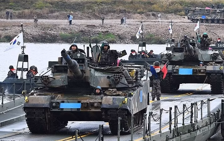 Triều Tiên đã nhiều lần lên án các cuộc tập trận quân sự chung giữa Hàn Quốc và Mỹ trong những năm qua, gọi chúng là các cuộc diễn tập cho một cuộc tấn công. hq-9.jpg