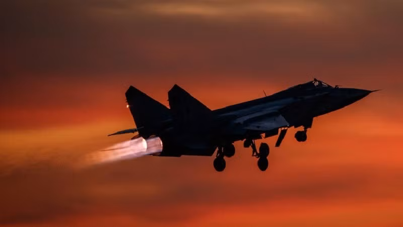 “Quyết định có nên tấn công máy bay xâm phạm hay không, chẳng hạn như khai hỏa vào chúng, được đưa ra theo thời gian thực, và luôn dựa trên thông tin tình báo có sẵn về mối đe dọa do máy bay gây ra", ông Rutte lý giải. mig-1.jpg