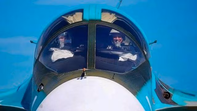 Ông Damantsev cho biết, các máy bay loại này bay lên tầng bình lưu thấp hơn, đạt độ cao từ 14.500 đến 15.500 mét và thả bom ở tốc độ siêu thanh với độ cao mũi máy bay hơi hướng lên. Động tác này có thể mở rộng tầm bay của bom FAB-3000M-54 lên 70-80 km. Phi công Su34.jpg