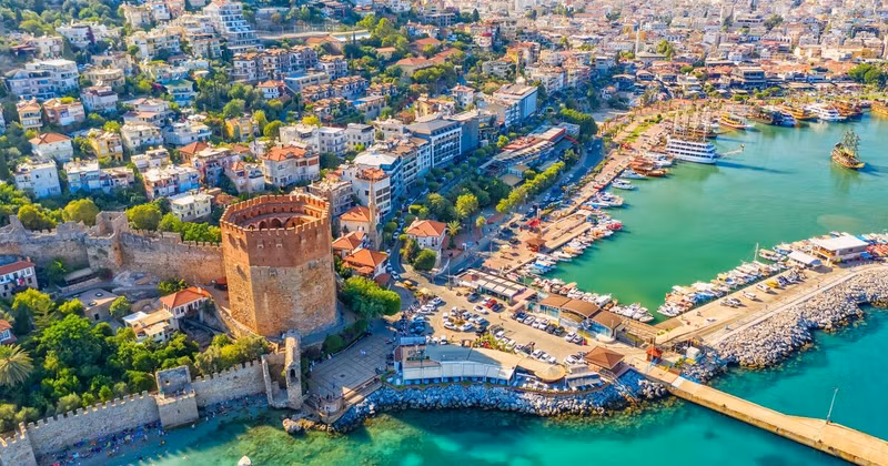 Bãi biển Kleopatra Blue Flag ở Alanya có bãi cát trắng mềm mại tuyệt đẹp, và thậm chí còn có tin đồn rằng, đây là nơi nữ hoàng Ai Cập nổi tiếng và người tình Marc Anthony đã đến để ngâm mình trong Địa Trung Hải. thi-tran-1.jpg