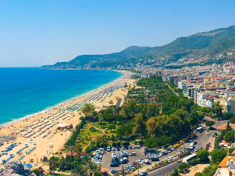 Nó được tạo thành từ ba mái vòm có cùng chiều rộng và chiều cao. Nó cao khoảng 8 mét và ở hai bên cổng có hai tòa tháp lớn. thi-tran-13.jpg