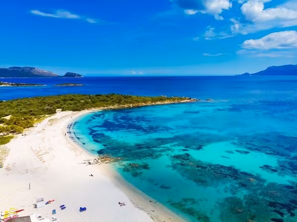 Nổi tiếng với bãi cát trắng và làn nước ngọc lam, Alanya là điểm đến có giá cả phải chăng, đặc biệt là vào tháng 5, 6, 9 và 10. Travel Supermarket đã vinh danh Alanya là điểm đến trọn gói rẻ nhất cho mùa hè 2025. thi-tran-5.jpg