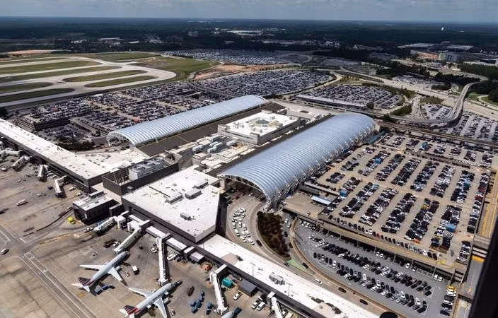 Cảnh sát cho biết, bên trong chiếc xe của anh ta đỗ tại khu vực khởi hành của sân bay, cảnh sát đã tìm thấy một "súng trường tấn công AR-15" và một băng đạn chứa hơn hai chục viên đạn. san-bay.jpg