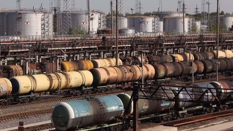 Các chuyên gia cho rằng, tình trạng tắc nghẽn về hậu cần, bảo trì nhà máy lọc dầu theo mùa và việc điều chỉnh thuế tiêu thụ đặc biệt đối với xăng và dầu diesel vào ngày 1/1 là những động lực chính dẫn đến sự gia tăng này. nga-11.jpg