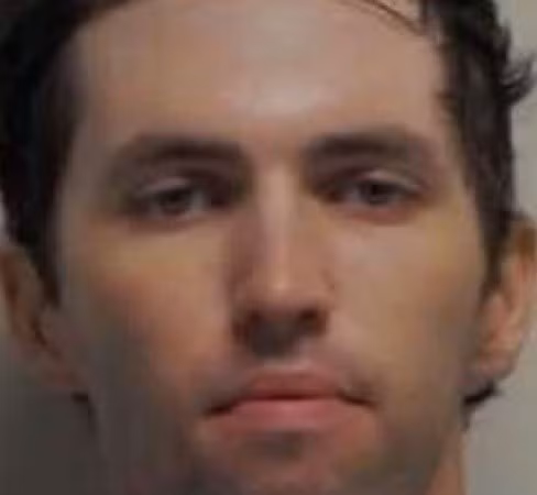 Tyler Robinson, người bị buộc tội giết người, được các công tố viên và gia đình mô tả là một thanh niên cực đoan. am-sat-2.jpg