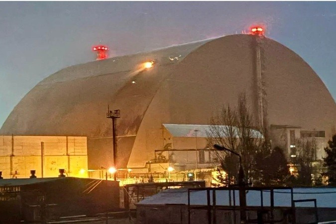 Một tuần trước, IAEA thông báo rằng, lớp vỏ bảo vệ mới phía trên Nhà máy điện hạt nhân Chernobyl đã mất đi các tính năng an toàn quan trọng sau một vụ tấn công bằng UAV hồi tháng Hai. d-3.jpg