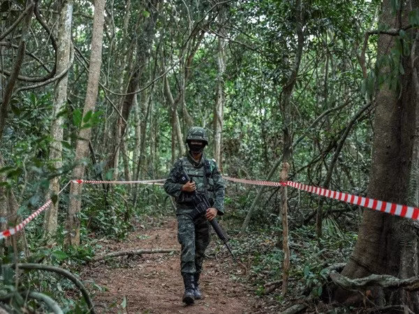 “Những gì đã xảy ra chứng tỏ thái độ thù địch đối với Thái Lan và mối đe dọa an ninh liên tục... Những gì chúng tôi đang theo đuổi hiện phải tạm dừng cho đến khi sự việc được làm sáng tỏ”, ông Charnvirakul nói. d-chi-3.jpg
