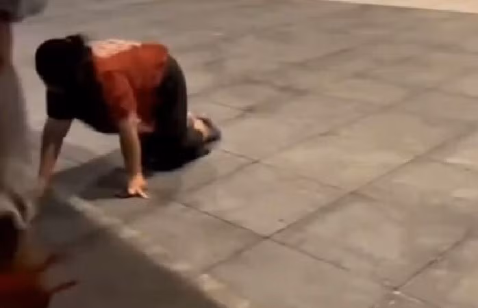 Sức gió mạnh của cơn bão số 10 đã buộc phải hủy 500 chuyến bay vào cuối tuần, và khiến hành khách phải ngủ trong hàng dài chờ đợi quanh trung tâm du lịch quốc tế "rất bận rộn" của thành phố. bao-2.jpg