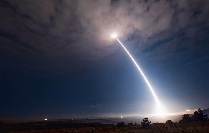 Trước đó vào ngày 5/11, Không quân Mỹ thông báo rằng, họ đã thử nghiệm thành công tên lửa đạn đạo xuyên lục địa Minuteman III không vũ trang từ Căn cứ Lực lượng Không gian Vandenberg. phong-8.jpg