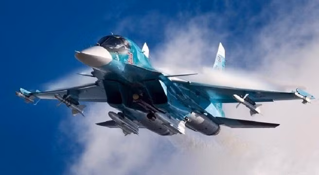 Kích thước của Su-34 NVO tương tự như mẫu Su-34 cơ bản. Nó có chiều dài khoảng 23,34 mét, sải cánh khoảng 14,7 mét và chiều cao 6,09 mét. Những kích thước này cho phép máy bay duy trì sự cân bằng giữa hiệu suất khí động học và khả năng tải trọng, yếu tố rất quan trọng đối với khả năng đa nhiệm của nó. Su 34 6.jpg