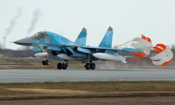 Các đặc điểm kỹ thuật của Su-34 NVO bao gồm hệ thống điện tử hàng không tiên tiến, hệ thống radar hiện đại và bộ tác chiến điện tử toàn diện. Máy bay được trang bị radar mảng pha có khả năng theo dõi nhiều mục tiêu cùng lúc và dẫn đường cho các loại đạn dược dẫn đường chính xác. su 34 8.jpg