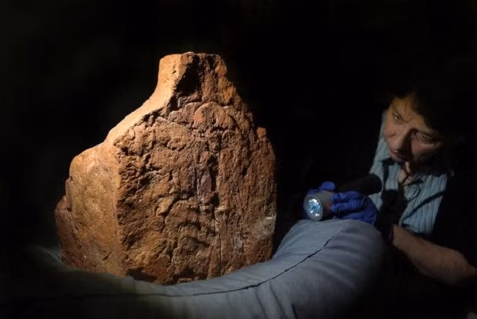 “Những thứ như thế này sẽ đưa bạn trực tiếp đến thời điểm vật thể được tạo ra và người đã tạo ra nó, đó chính là trọng tâm của triển lãm của chúng tôi”, bà Strudwick cho biết thêm. ban-tay-6.jpg