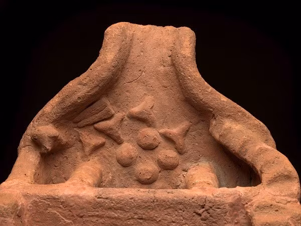 Có niên đại khoảng năm 2055 - 1650 TCN, ngôi nhà linh hồn đã trải qua nhiều cuộc kiểm tra chuyên sâu và tiết lộ cách nó được tạo ra cách đây bốn thiên niên kỷ. ban-tay-2.jpg