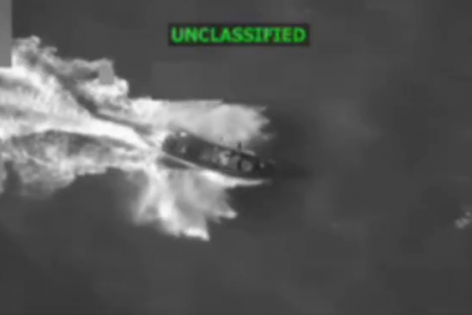 Lầu Năm Góc đã phát triển Chiến dịch Southern Spear để nhắm vào "những kẻ khủng bố ma túy". Kể từ tháng 8/2025, đã có 19 cuộc tấn công vào tàu thuyền được ghi nhận, cướp đi sinh mạng của gần 80 người. tan-cong.jpg