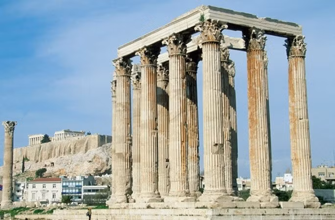 Được trang trí bằng các tác phẩm điêu khắc và dành riêng cho nữ thần Athena, đền được xem là biểu tượng trường tồn của Hy Lạp cổ đại và nền dân chủ. den-5.jpg