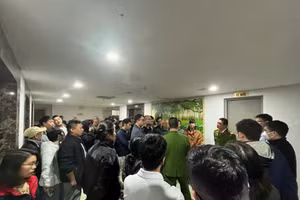 Chính quyền phường Yên Nghĩa làm việc với cư dân tòa nhà HH2D&E.