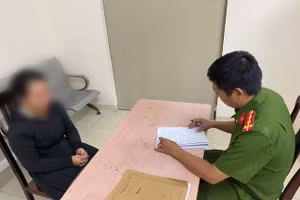 Cô gái trẻ hoang báo bị cướp tài sản - (Ảnh: CAHN).