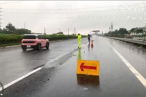 Cục CSGT tạm cấm đường do ảnh hưởng của bão Bualoi.