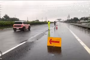 Cục CSGT tạm cấm đường do ảnh hưởng của bão Bualoi.