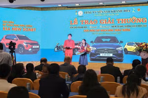 Công ty Yến Sào Khánh Hòa trao thưởng cho khách hàng may mắn.