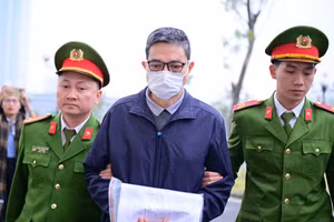 Hai cựu Cục trưởng Cục An toàn thực phẩm hầu tòa.