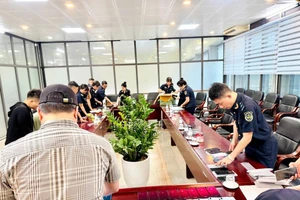 Ảnh: Hải quan cửa khẩu quốc tế Hữu Nghị thiết lập và hoàn thiện hồ sơ vụ án.