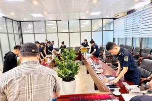 Ảnh: Hải quan cửa khẩu quốc tế Hữu Nghị thiết lập và hoàn thiện hồ sơ vụ án.