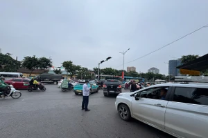 Hướng dẫn, phân luồng, xử lý vi phạm trật tự giao thông tại Bến xe Giáp Bát. (Ảnh: TG)