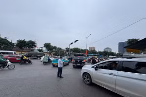 Hướng dẫn, phân luồng, xử lý vi phạm trật tự giao thông tại Bến xe Giáp Bát. (Ảnh: TG)