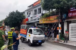 Công an Phường Tây Mỗ xử lý vi phạm lòng đường, vỉa hè.