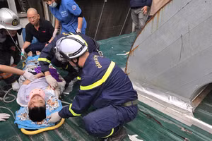 Lực lượng cứu hộ sơ cứu cho nạn nhân.