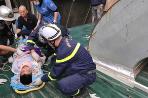 Lực lượng cứu hộ sơ cứu cho nạn nhân.