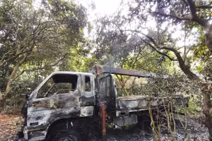 Hiện trường chiếc xe tải bị thiêu rụi.