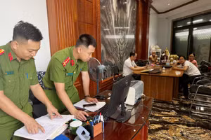 Khám xét nhà giang hồ Bùi Quốc Ý. (Ảnh: CAND).