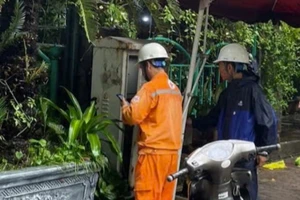 Nghi rò rỉ điện tại điểm ngập khu vực nút giao Tú Mỡ - Phạm Hùng ở Hà Nội