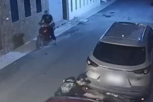 Hình ảnh 2 tên trộm được camera ghi lại. (Ảnh: cắt từ video).