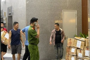 Lực lượng chức năng thu giữ nhiều thùng tài liệu tại công ty Shark Bình. (Ảnh: Nguyễn Hưởng).