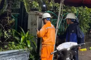 Rò điện cột chiếu sáng, nhiều người ảnh hưởng khi qua điểm ngập tại Hà Nội