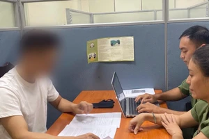 Độ 'Mixi' làm việc với cơ quan công an. Ảnh: CAHN.