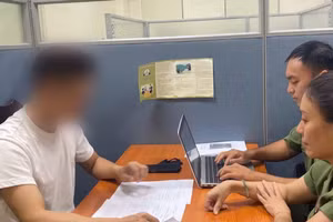 Độ 'Mixi' làm việc với cơ quan công an. Ảnh: CAHN.