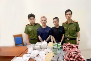 Hai đối tượng tại cơ quan công an.(Ảnh: CAHN).