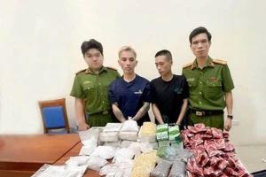 Hai đối tượng tại cơ quan công an.(Ảnh: CAHN).