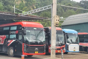 Nhiều xe khách lập bến tự phát hoạt động tuyến Hà Nội - Sơn La. 