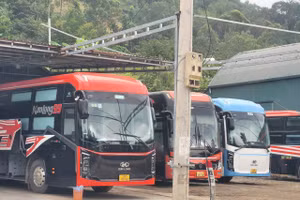 Nhiều xe khách lập bến tự phát hoạt động tuyến Hà Nội - Sơn La. 