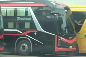 Nhiều xe khách lập bến tự phát hoạt động tuyến Hà Nội - Sơn La.