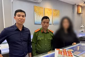 Nạn nhân chị V.A tại cơ quan công an.(Ảnh: CAHN).