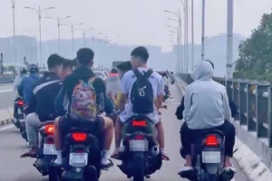 Nhóm thanh niên vi phạm.(Ảnh: CAHN).